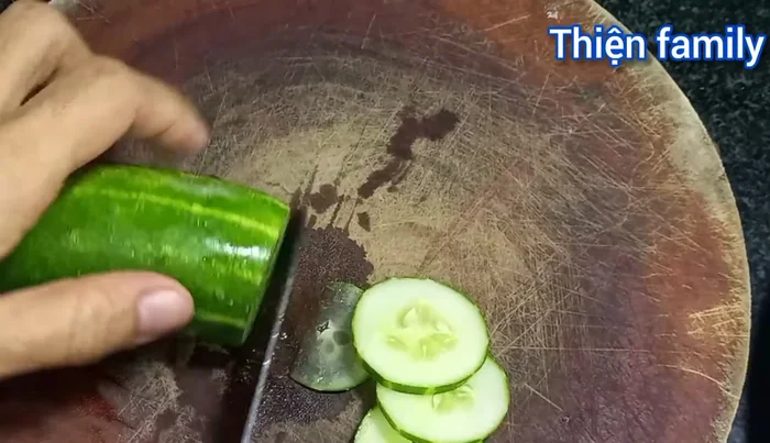 Cắt dưa leo thành lát mỏng.