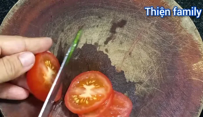 Cắt cà chua thành lát.