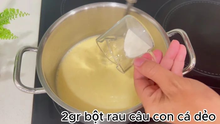 Thêm bột rau câu vào, khuấy đều để tránh vón cục.