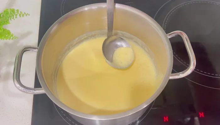Hớt bọt, tắt bếp và đổ hỗn hợp flan vào khuôn.