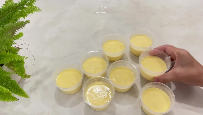 Đập nhẹ khuôn flan xuống mặt phẳng để loại bỏ bọt khí.