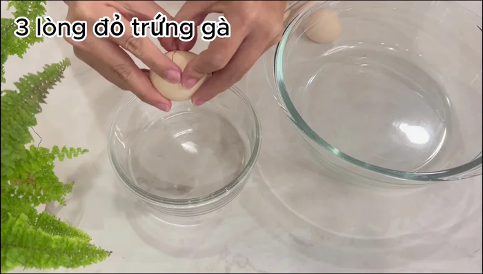 Tách riêng lòng đỏ trứng gà, lòng trắng có thể chế biến món khác.