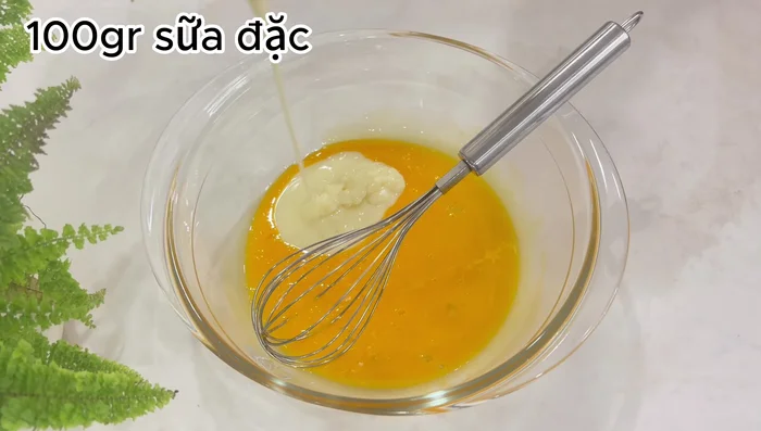 Trộn đều lòng đỏ trứng gà với sữa đặc và sữa tươi không đường.