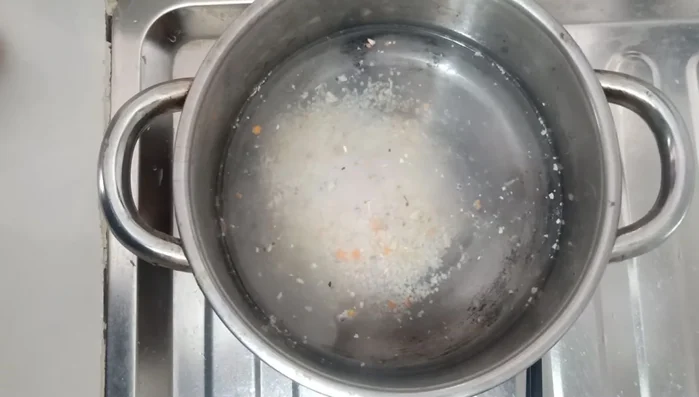Đun sôi cháo, sau đó vặn nhỏ lửa để tránh trào và giữ chất dinh dưỡng. Đun khoảng 5 phút.