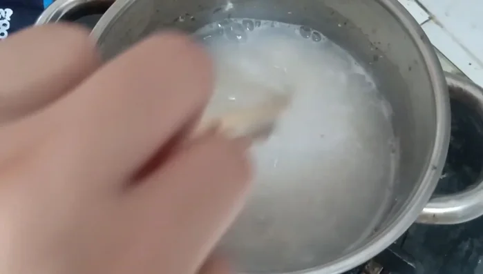 Tắt bếp sau khi cháo sôi 5 phút, ủ thêm 7 phút cho cháo nở.
