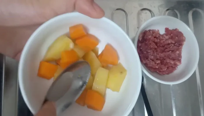 Dầm nhuyễn khoai tây và cà rốt (xay hoặc rây nếu bé nhỏ).