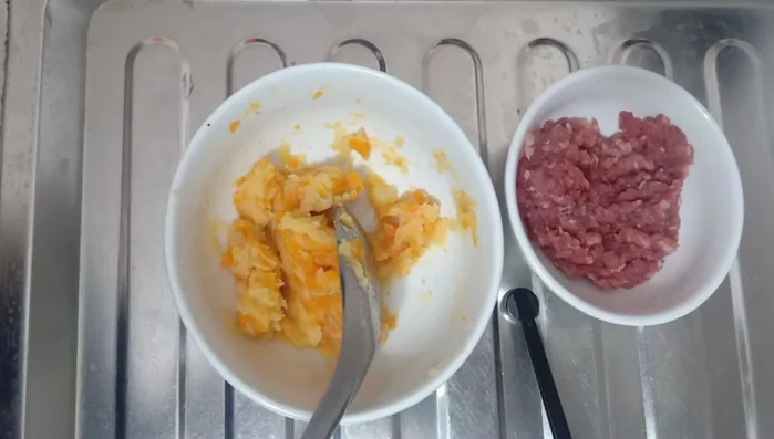 Cho khoai tây, cà rốt dầm nhuyễn vào cháo.