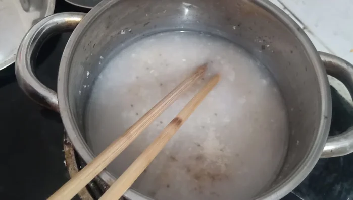 Đun sôi lại cháo.