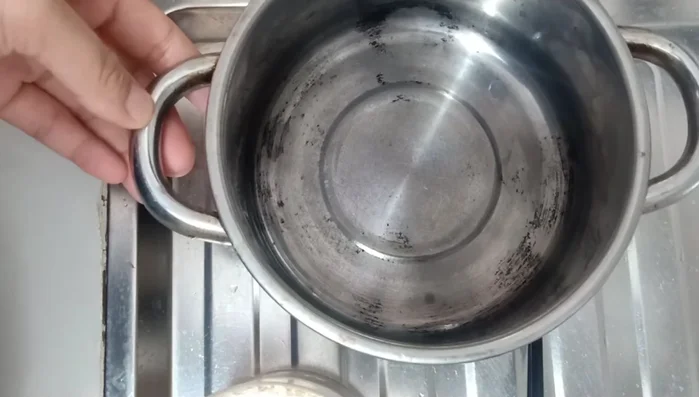 Cho 2 bát nước con vào nồi nhỏ.
