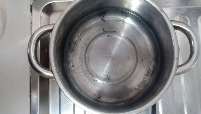 Thêm 2 thìa ăn cơm hạt cháo vỡ vào nồi.