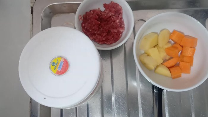 Chuẩn bị nguyên liệu: Cà rốt và khoai tây đã cắt nhỏ, thịt bò băm nhuyễn (cho bé nhỏ thì nên xay hoặc rây nhuyễn).
