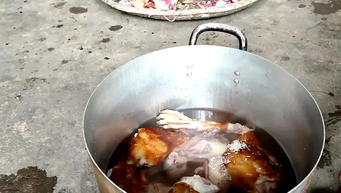 Ướp thịt với đường, bột nêm, bột ngọt, nước mắm cốt, hạt dổi (nếu dùng).