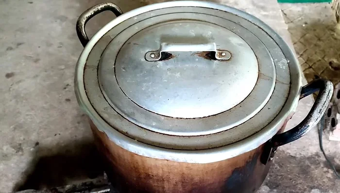 Tắt bếp, ủ thịt trong nồi khoảng 30 phút trước khi vớt ra.