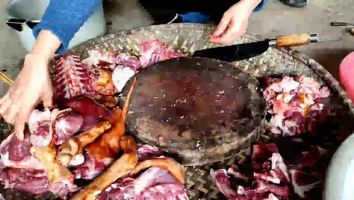 Chọn thịt chó ngon, lọc xương, giữ lại phần mông, vai và chân.