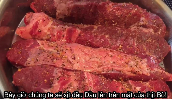 Chuẩn bị khay nướng có lót giấy bạc. Xếp thịt bò lên khay.