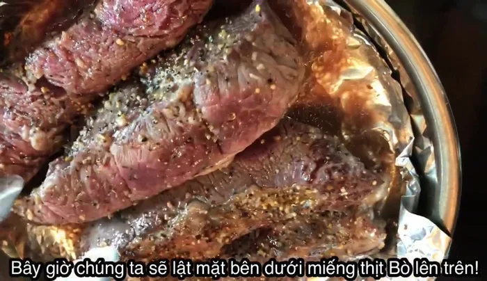 Lật thịt bò, xịt thêm dầu ăn và nướng tiếp 15 phút.