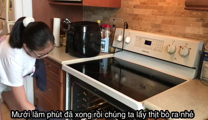 Lấy thịt bò ra khỏi lò khi chín vàng nâu.