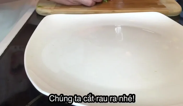 Cắt rau thành từng miếng nhỏ, xếp ra đĩa.