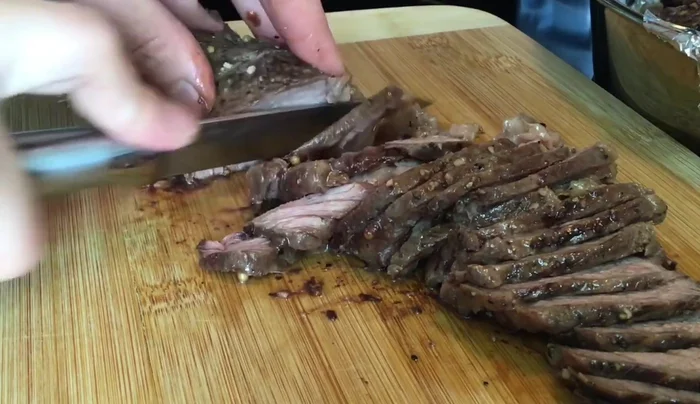 Xếp thịt bò và khoai tây chiên ra đĩa. Trang trí với rau sống, tương cà và mayonnaise.