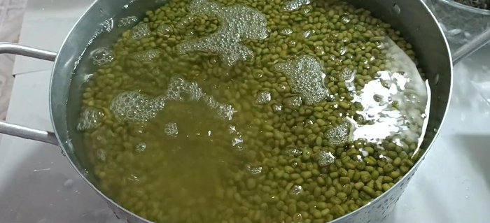 Cho đậu xanh vào nồi, thêm nước ngập khoảng 5cm so với mặt đậu. (156.22)