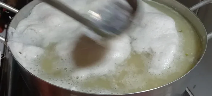 Nấu đậu xanh sôi, vớt bọt liên tục cho đến khi nước trong, thơm và chè được bảo quản lâu hơn. (222.25)