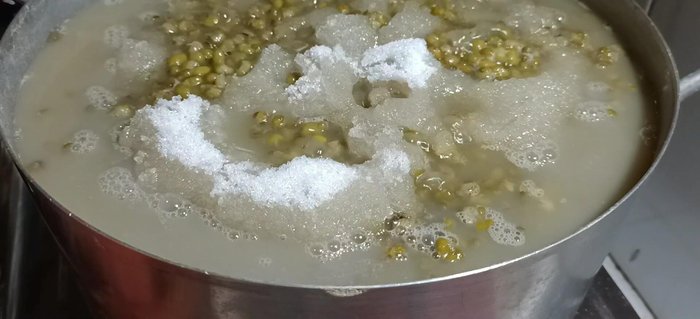 Nấu nhỏ lửa đến khi đường tan hết, không khuấy mạnh. (310.19)