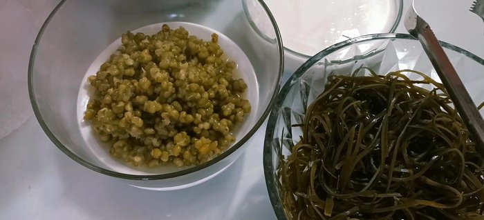 Múc chè ra tô và thưởng thức. (395.87)