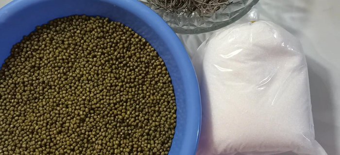 Vo sạch đậu xanh 2 lần cho đến khi không còn vỏ nổi lên. (61.73)