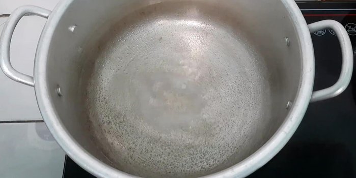 Luộc sơ mực: Cho nước, muối, hành tím, giấm vào nồi. Đun sôi, cho mực vào luộc sơ (không luộc kỹ), dùng đũa đảo vài cái rồi vớt ra để ráo nước khoảng 10-15 phút. Úp phần ống mực xuống khi luộc. (128.2)