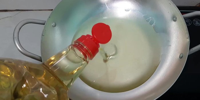 Chiên mực: Cho nhiều dầu ăn vào chảo, đun nóng. Cho mực vào chiên với lửa nhỏ, đậy nắp lại khoảng 2 phút, rồi vớt ra. (297.6)