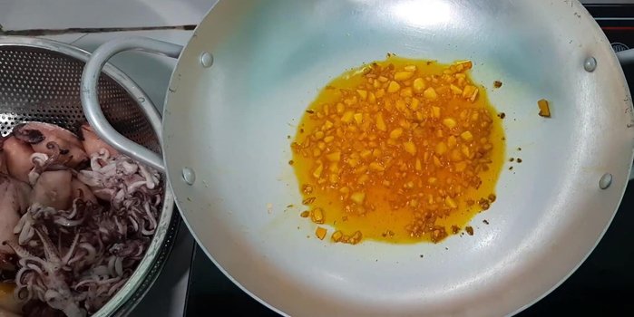 Phi hành tỏi: Cho ít dầu ăn vào chảo, phi thơm tỏi băm, sau đó cho hành tím băm vào phi đến khi vàng. (431.28)