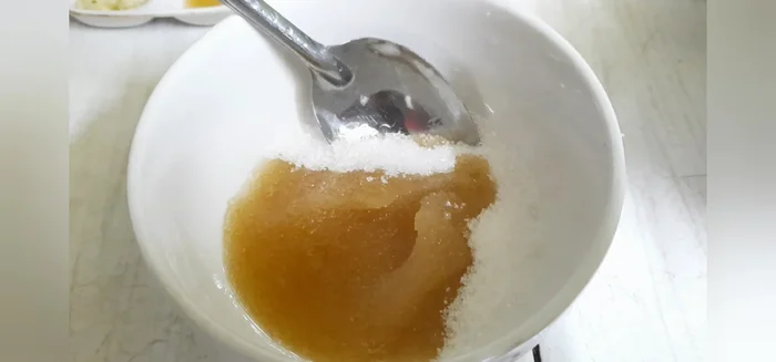 Pha nước mắm trộn gỏi: ½ chén đường, 2 muỗng nước mắm, ½ muỗng tỏi băm, 1 ớt hiểm băm nhỏ. (258.229)