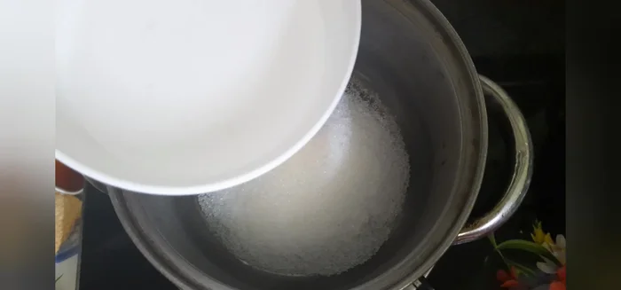 Làm nước dấm đường: ½ chén đường, nước giấm, đun sôi rồi để nguội. (364.66)