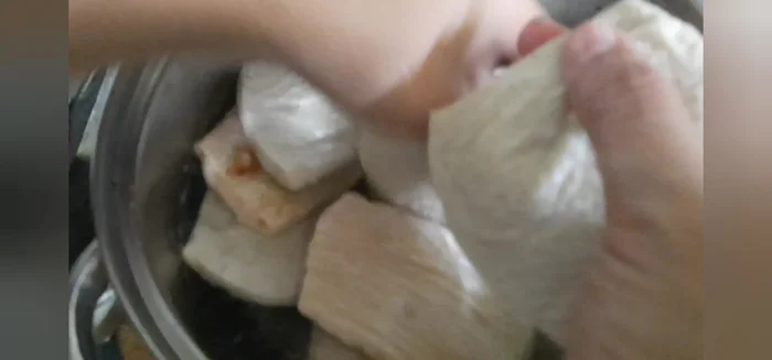 Ngâm sườn non chay vào nước cho mềm rồi xả sạch lại. (88)