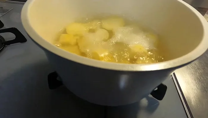 Cho đường vào nồi cùng với khoai lang đã được ninh mềm.