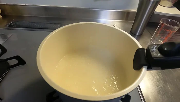 Đổ hỗn hợp khoai lang đã nấu vào khuôn và để nguội.