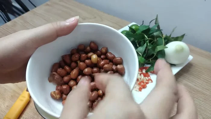 Rang đậu phộng (có thể dùng đậu phộng rang sẵn).
