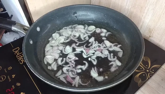 Làm nước sốt: Phi thơm hành tím, cho tỏi ớt vào phi thơm. Thêm hạt nêm chay, đường, nước mắm chay, chút nước, khuấy đều.