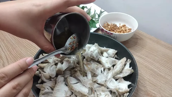 Trộn mít luộc với nước sốt.