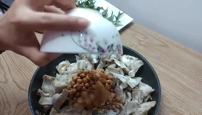 Thêm đậu phộng rang, hành phi, rau răm thái nhỏ, hành tây đã ngâm vào và trộn đều.
