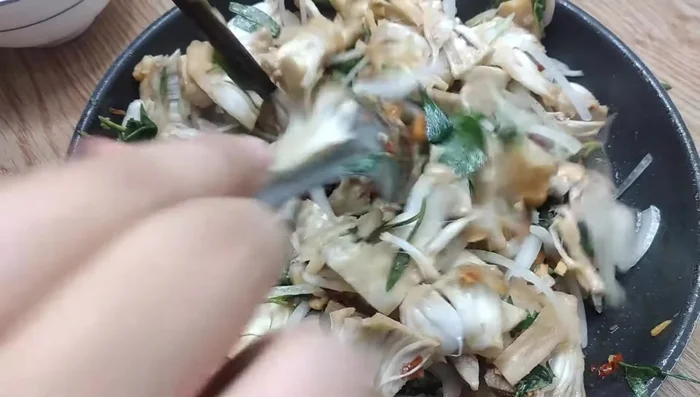 Trộn đều tay cho các nguyên liệu thấm gia vị.