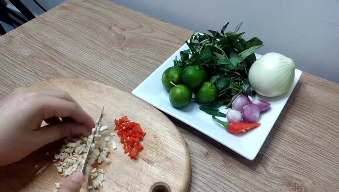 Băm nhỏ tỏi và ớt.