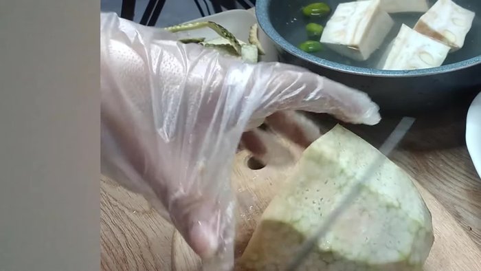 Chọn mít non vừa phải, không quá già hoặc quá non (búp mít cỡ đầu ngón tay cái). Gọt vỏ, rửa sạch và ngâm mít với nước muối, nước chanh hoặc giấm để tránh bị thâm.