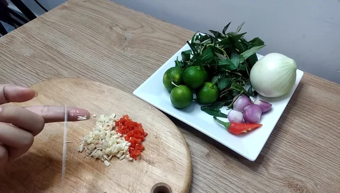 Xắt hành tím mỏng, phi thơm.