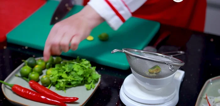 Làm sốt gỏi: Cho ớt vào luộc khoảng 2 phút, xay nhuyễn cùng nước cốt chanh, đường.