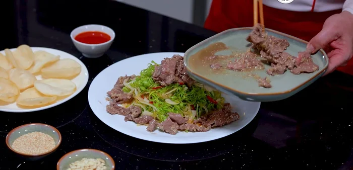 Cho bò xào lên trên, rắc đậu phộng rang và hành phi.