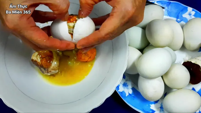 Khi hột vịt lộn chín, vớt ra và cho vào nồi cháo.