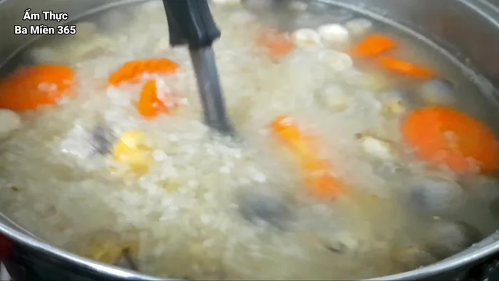 Đun sôi cháo cho đến khi chín nhừ. Lưu ý: Không dùng muỗng khuấy liên tục để tránh cháo bị khê và dính nồi.