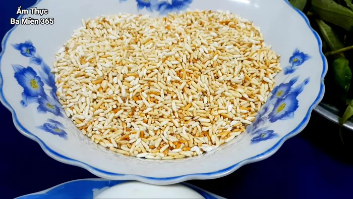 Rang gạo trước khi nấu.
