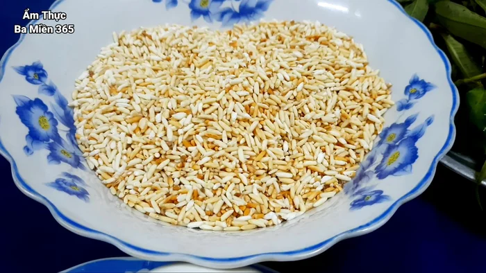 Rửa sạch hột vịt lộn, nấm, cà rốt và rau thơm.